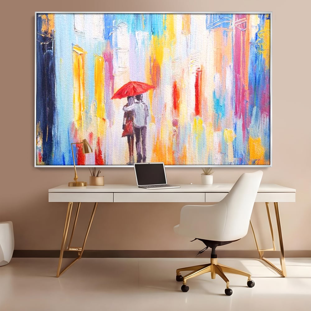 Tablou canvas cu pictura cu un cuplu sub umbrela, in rama de aluminiu argintiu, pe perete intr-un birou